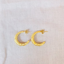 Load image into Gallery viewer, Swirl hoops