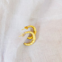 Load image into Gallery viewer, Swirl hoops