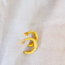 Load image into Gallery viewer, Swirl hoops