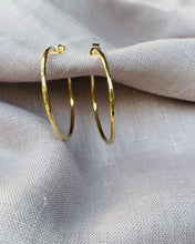 Load image into Gallery viewer, Medium hammered gold hoops
